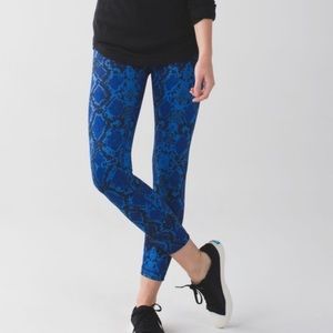 Lululemon Womens high waist athletica leggings pants blue snakeskin, size 6
